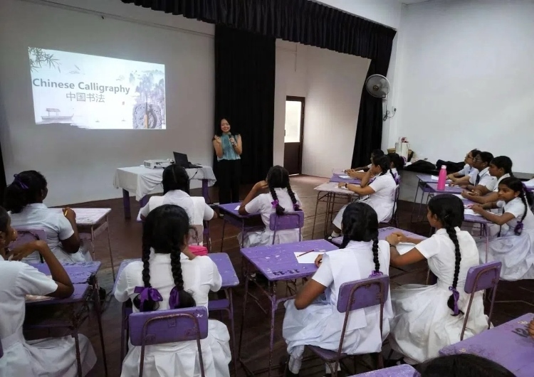 斯里蘭卡學(xué)生在系列活動(dòng)中學(xué)習(xí)中國書法。圖片由主辦方提供