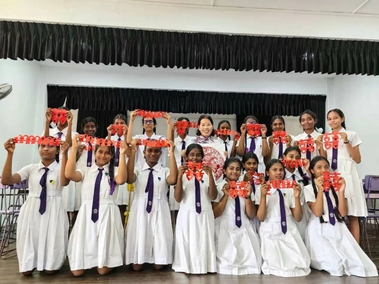 斯里蘭卡學(xué)生展示剪紙作品。圖片由主辦方提供