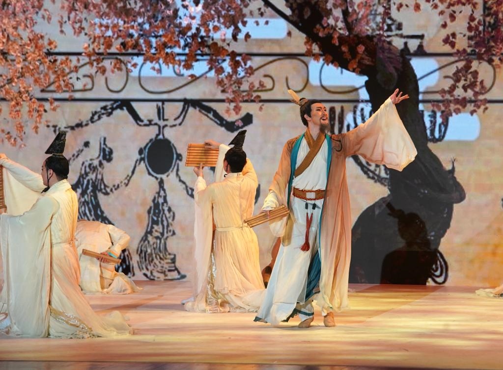 11月6日，演職人員在表演民族舞劇《孔子》片段。新華社記者 張晨霖 攝