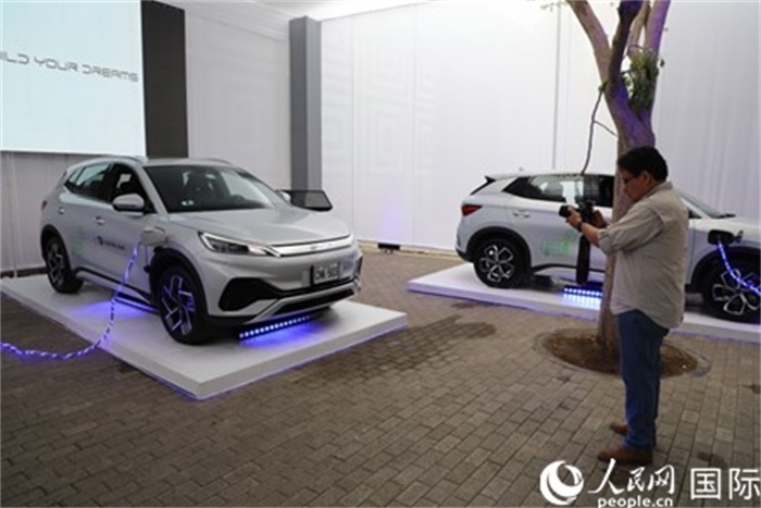 圖為秘魯媒體記者正在拍攝現(xiàn)場(chǎng)展出的比亞迪電動(dòng)汽車。 人民網(wǎng)記者姜波攝