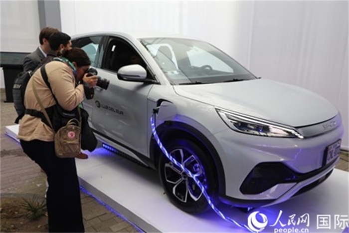 圖為秘魯媒體記者正在拍攝現(xiàn)場(chǎng)展出的比亞迪電動(dòng)汽車。 人民網(wǎng)記者姜波攝