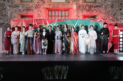 墨西哥華人婦女聯(lián)合總會(huì)木蘭藝術(shù)團(tuán)的中國古代服裝表演。主辦方供圖