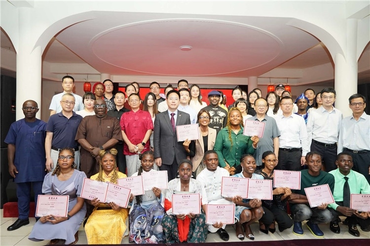 參賽選手與嘉賓合影留念。尼日利亞中國(guó)文化中心供圖