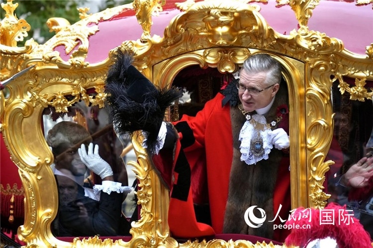 新任金融城市長(zhǎng)阿拉斯泰爾·金向人群致意。吳若鳴攝