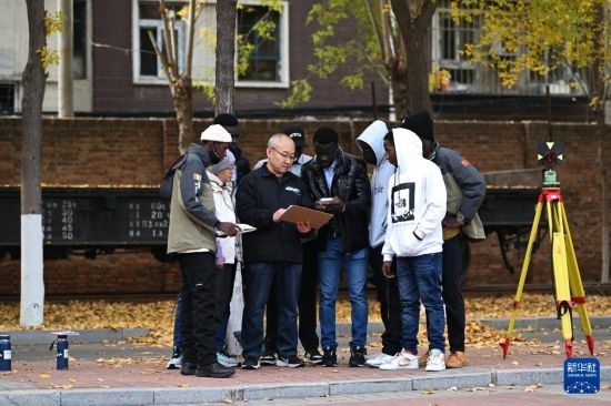 在天津鐵道職業(yè)技術(shù)學(xué)院，老師指導(dǎo)幾內(nèi)亞學(xué)員使用測(cè)距儀器（11月11日攝）。新華社記者 李然 攝