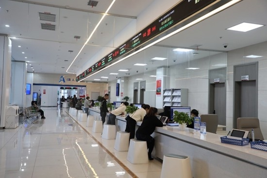觀山湖區(qū)政務(wù)大廳窗口辦事忙。