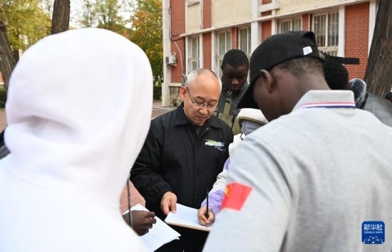 在天津鐵道職業(yè)技術(shù)學(xué)院，老師指導(dǎo)幾內(nèi)亞學(xué)員使用測(cè)距儀器（11月11日攝）。新華社記者 李然 攝