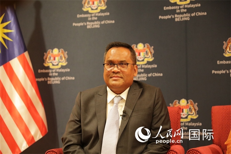 馬來西亞駐華大使諾曼在11月12日召開的記者見面會上回答記者提問。人民網(wǎng) 王婧攝
