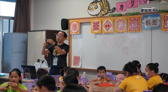 剪紙教學(xué)。主辦方供圖