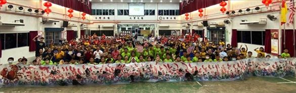 在工作坊導(dǎo)師的指導(dǎo)下，三校200余名學(xué)生共同完成了一幅長達(dá)80尺的水墨畫作。主辦方供圖