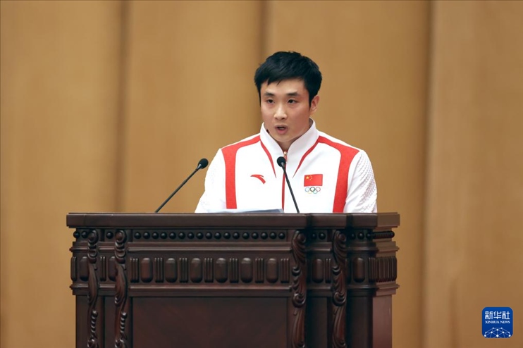 11月15日，跳水運(yùn)動員曹緣在報告會上發(fā)言。新華社記者 李明 攝
