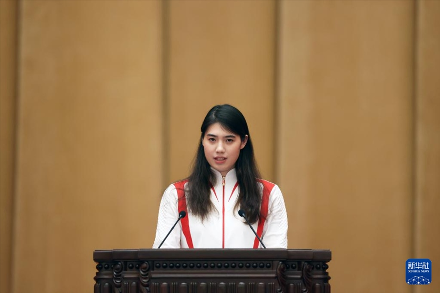 11月15日，游泳運(yùn)動員張雨霏在報告會上發(fā)言。新華社記者 李明 攝