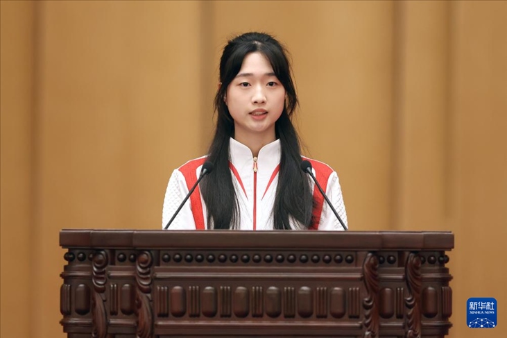 11月15日，射擊運(yùn)動員黃雨婷在報告會上發(fā)言。新華社記者 李明 攝