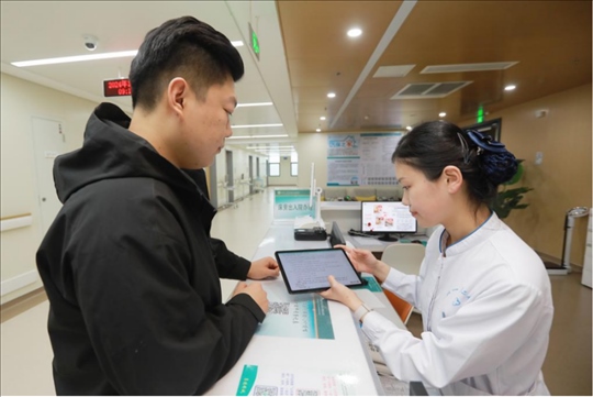 患者在護(hù)士站為家屬辦理床旁出院手續(xù)。圖片來(lái)源：山東第一醫(yī)科大學(xué)第二附屬醫(yī)院