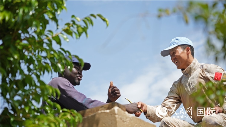 圖9.聯(lián)合國工作人員稱贊維和工兵（王軍杰攝）