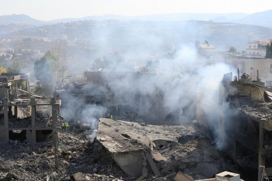 這是10月16日在黎巴嫩南部城鎮(zhèn)加納拍攝的遭摧毀的建筑。新華社發(fā)（阿里·哈希紹攝）