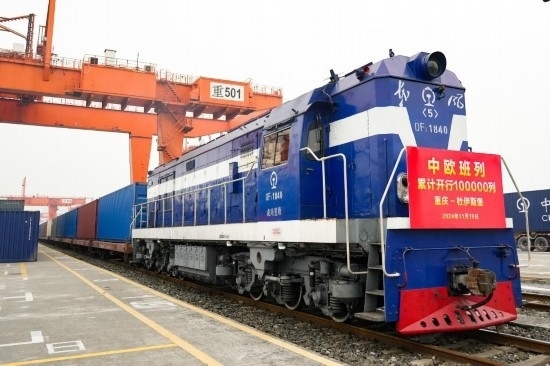 11月15日，X8083次中歐班列（重慶—杜伊斯堡）等待發(fā)車(chē)。新華社記者 張子彧 攝