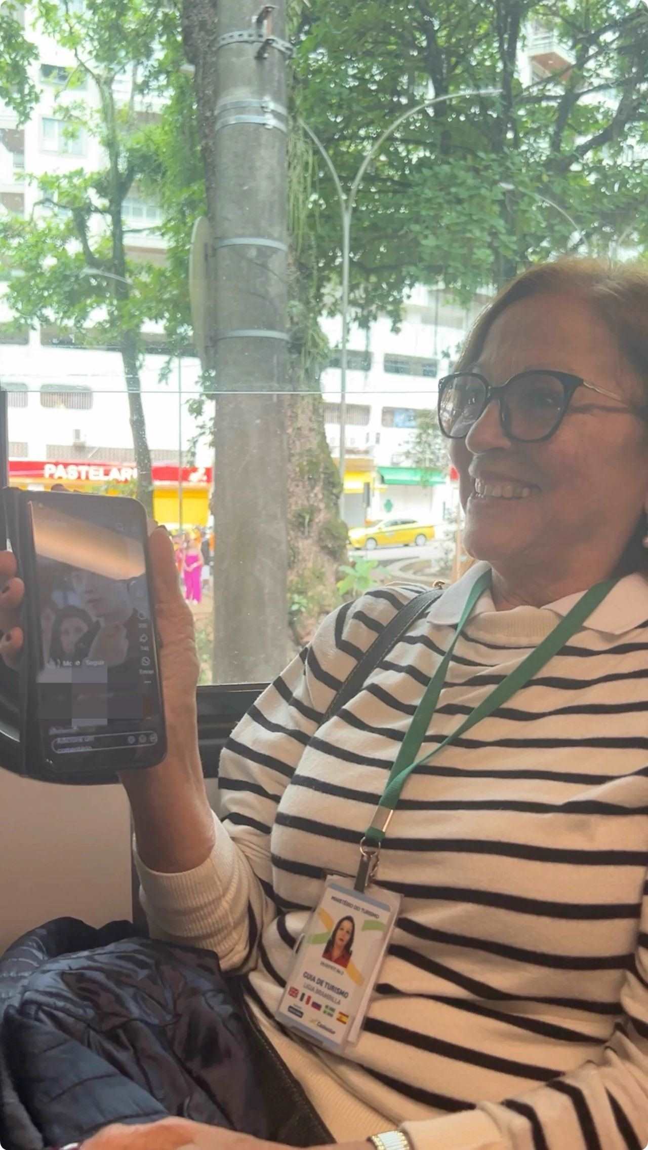 當?shù)厝讼驆u叔展示中國網劇。作者供圖