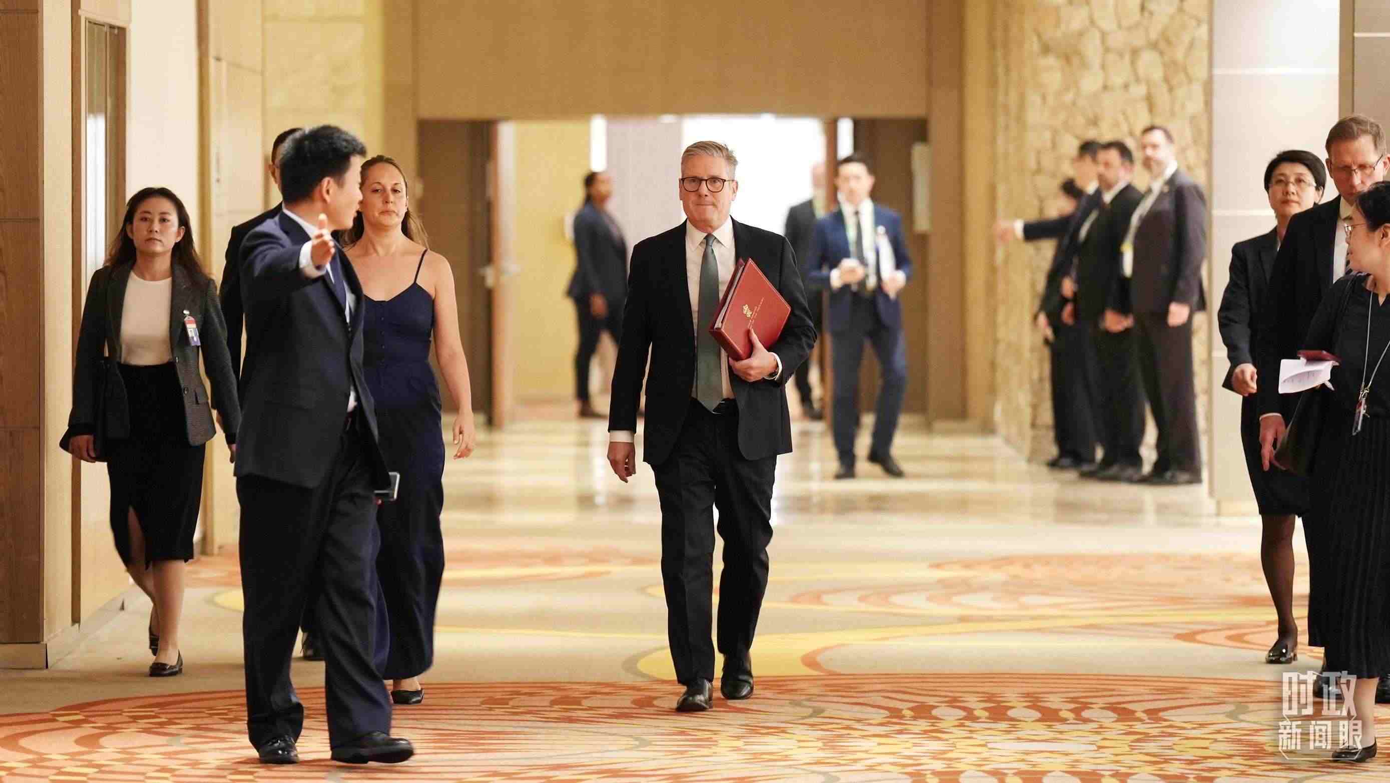 △英國首相斯塔默抵達(dá)會見現(xiàn)場。（總臺記者李晉拍攝）