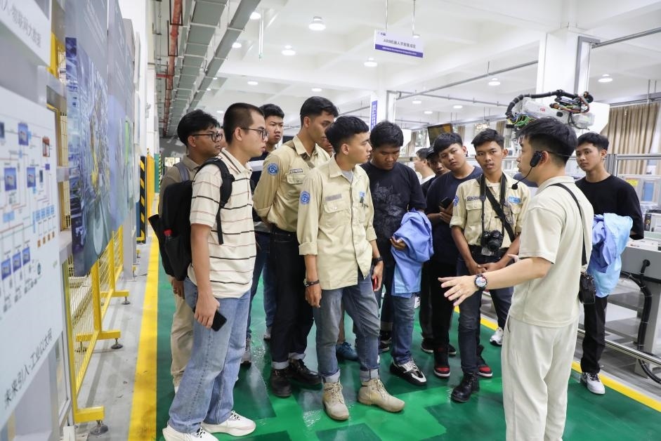 來華留學(xué)生在工程實(shí)踐中心上課。教育部職業(yè)教育與成人教育司供圖