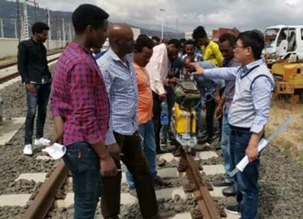 山東職業(yè)學(xué)院開展亞吉鐵路運(yùn)營技術(shù)培訓(xùn)。教育部職業(yè)教育與成人教育司供圖