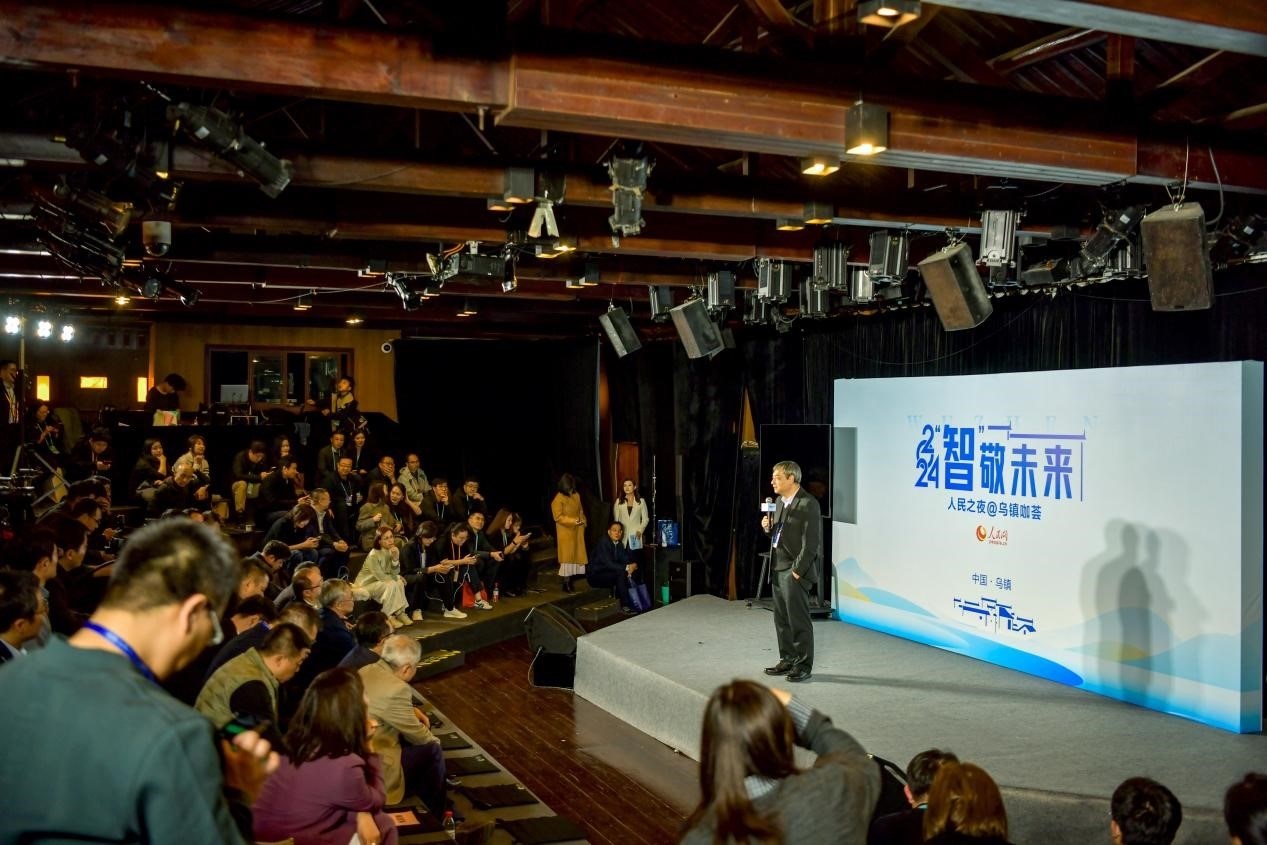 在開場環(huán)節(jié)，清華大學人工智能研究院常務副院長、教授孫茂松發(fā)言分享。人民網(wǎng)記者 任峰濤攝