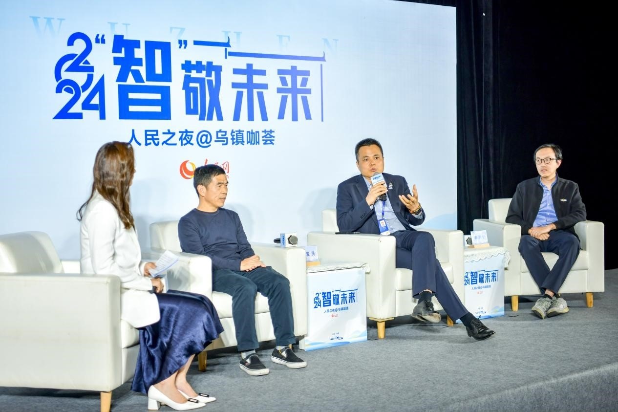 在對話環(huán)節(jié)，之江實驗室高級研究專家潘愛民、伏羲智庫創(chuàng)始人李曉東、麒麟軟件副總經(jīng)理李震寧探討“‘百模大戰(zhàn)’將卷向何方”。人民網(wǎng)記者 任峰濤攝