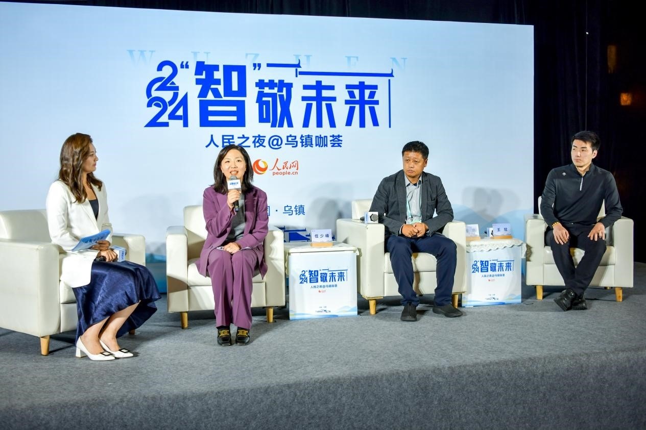 在對話環(huán)節(jié)，趣丸科技總編輯、副總裁任少峰，星云智慧機器人CEO李明，可之教育大模型創(chuàng)始人王冠討論“人工智能如何惠及大眾”。人民網(wǎng)記者 任峰濤攝
