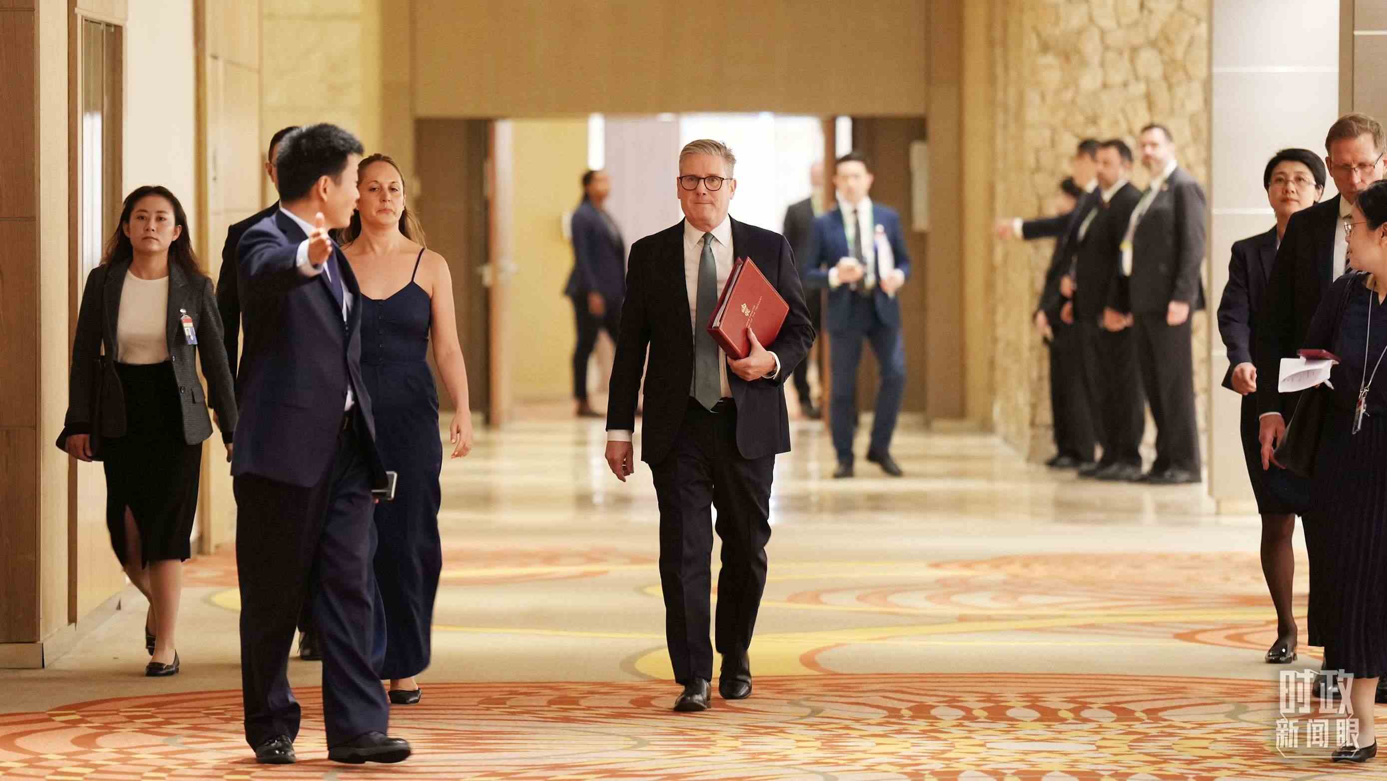 英國(guó)首相斯塔默抵達(dá)會(huì)見(jiàn)現(xiàn)場(chǎng)，這是他首次同習(xí)主席面對(duì)面交流。