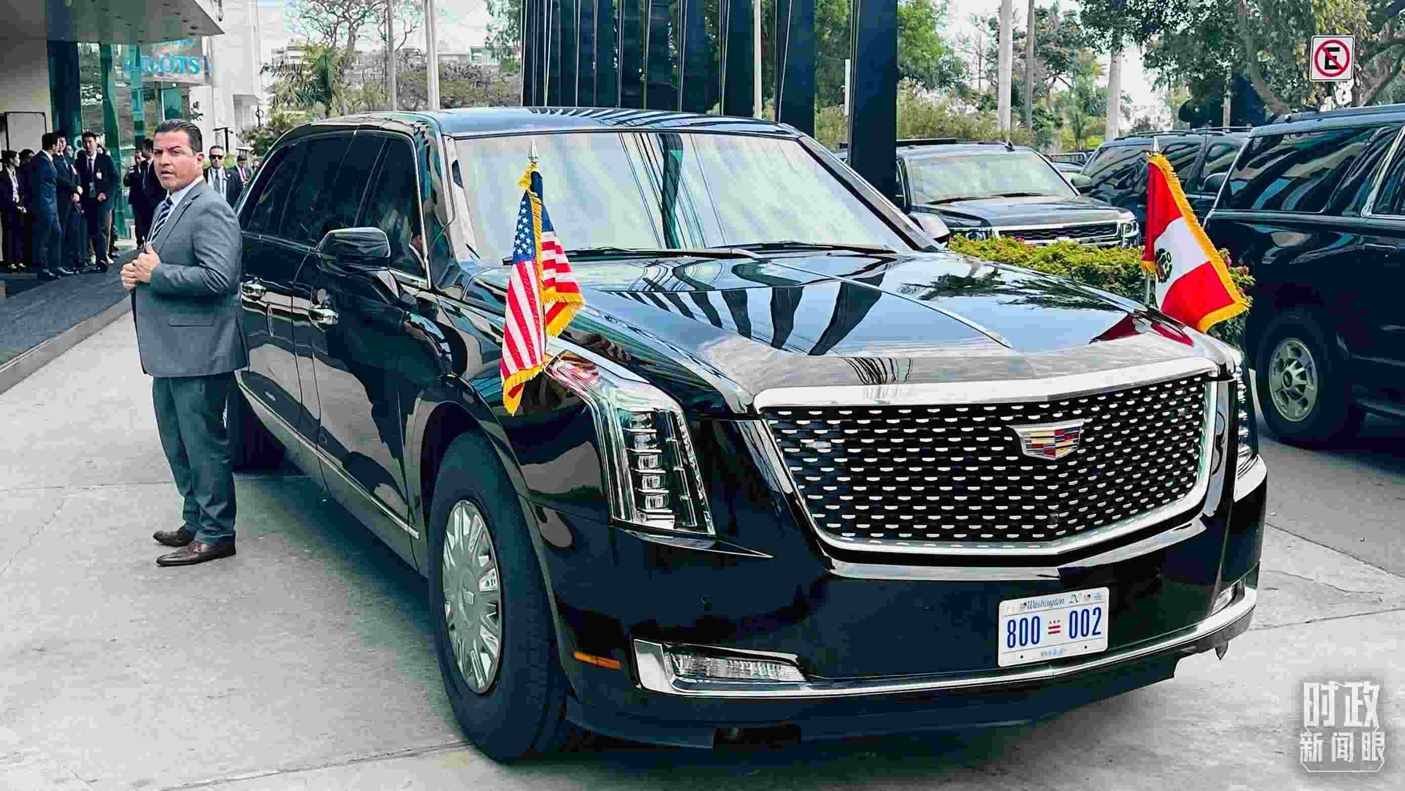 美國(guó)總統(tǒng)拜登乘車(chē)抵達(dá)中美元首會(huì)晤現(xiàn)場(chǎng)。（總臺(tái)央視記者范一鳴拍攝）