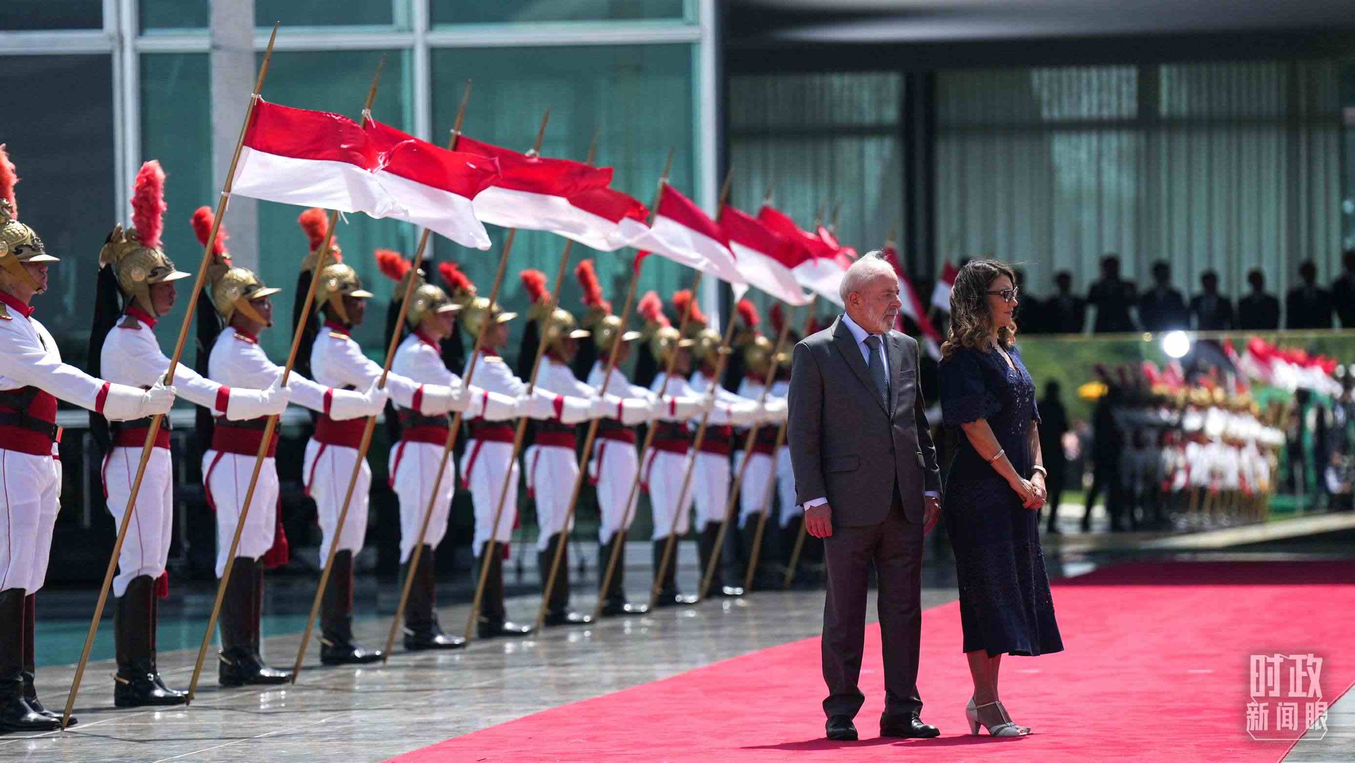 巴西總統(tǒng)盧拉和夫人羅桑等候習(xí)主席到來(lái)。