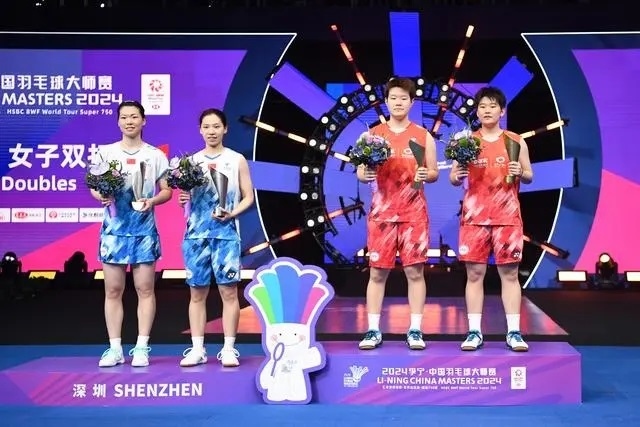 11月24日，劉圣書（右二）/譚寧（右一）與李怡婧/羅徐敏（左一）在頒獎(jiǎng)臺(tái)上合影。新華社記者 梁旭攝