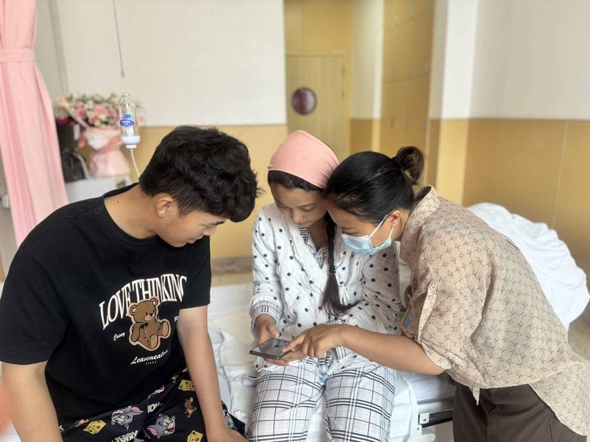 新生兒家庭通過(guò)手機(jī)辦理新生兒出生“一件事”。安徽省數(shù)據(jù)資源管理局供圖