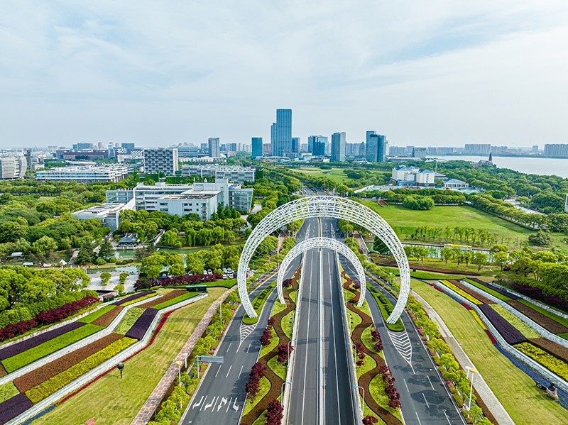 圖為蘇州工業(yè)園區(qū)星湖街鋼結(jié)構(gòu)雕塑。