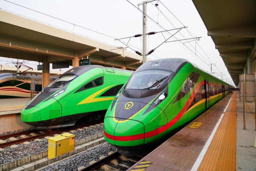 截至2024年7月5日，中老鐵路國際旅客列車?yán)塾?jì)開行滿1000列，極大地便利了沿線民眾出行。