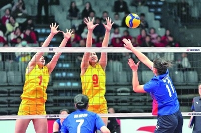 11月27日，山東隊球員李晨瑄（中）、李美君（左）在比賽中攔網(wǎng)。新華社發(fā)