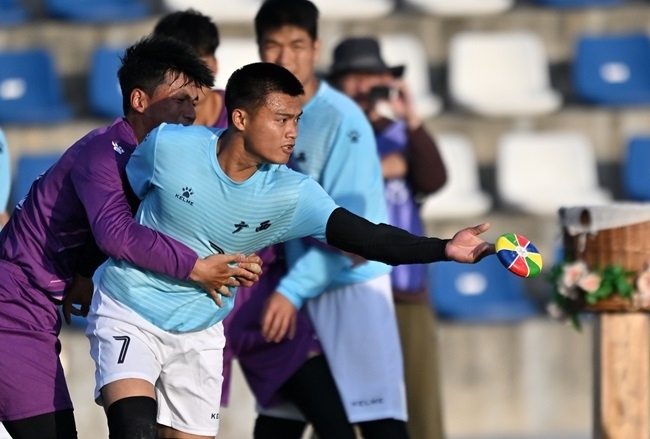 11月28日，花炮半決賽，廣西隊與海南隊展開激烈角逐。新華社記者 郭程攝