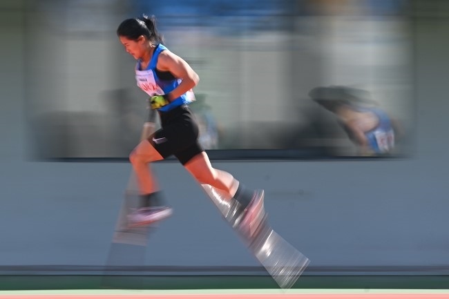 11月28日，海南隊選手吳明芬在高腳競速比賽中。新華社記者 杜子璇攝