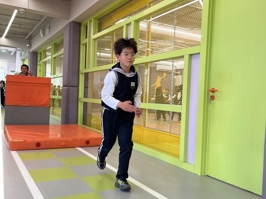 學(xué)生在南樓二層的體能教師訓(xùn)練。人民網(wǎng)記者孫競(jìng) 攝