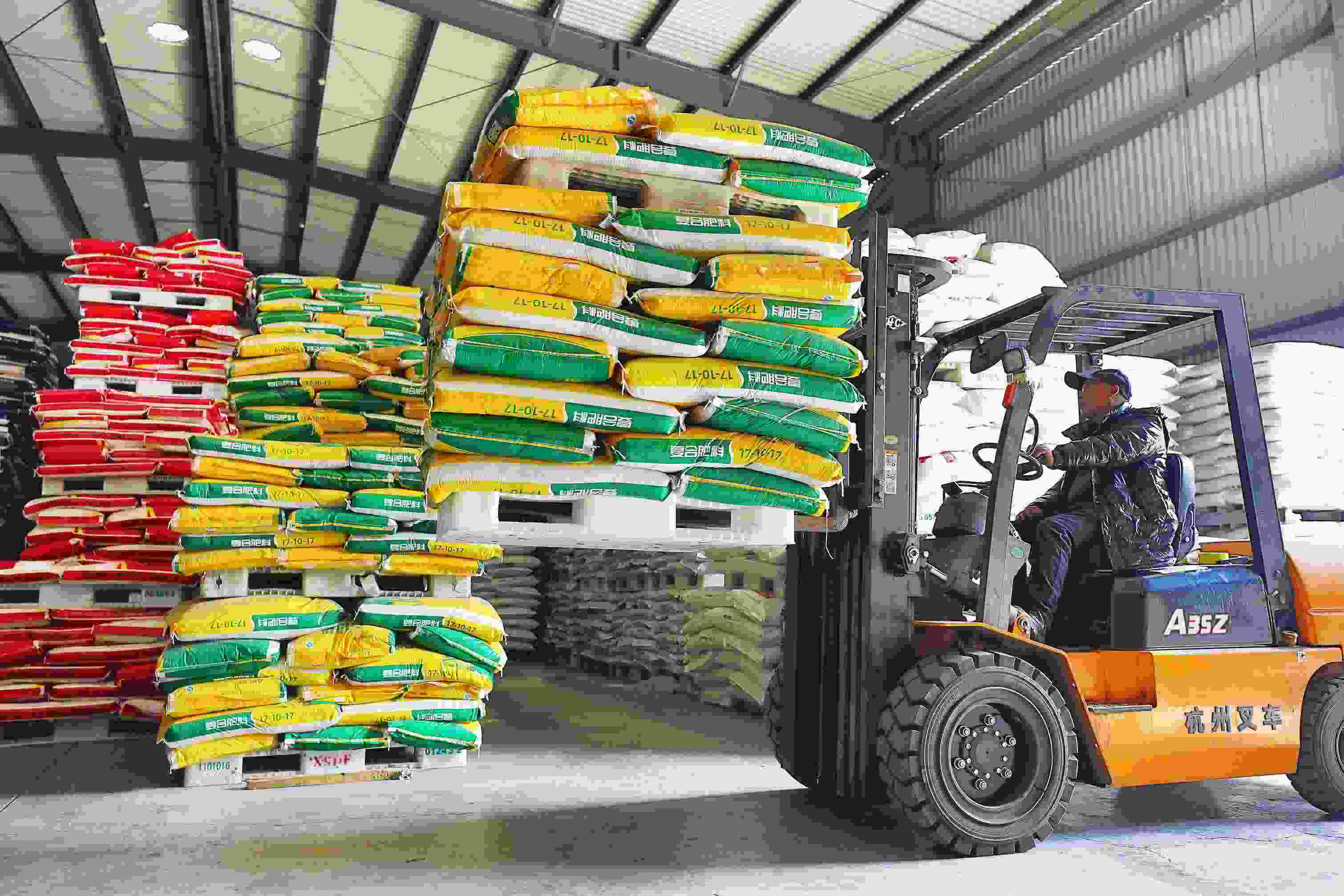 2023年2月15日，在浙江義烏供銷聯(lián)社的農(nóng)資貯存?zhèn)}庫，工作人員正在調(diào)運(yùn)復(fù)合肥料等農(nóng)資。