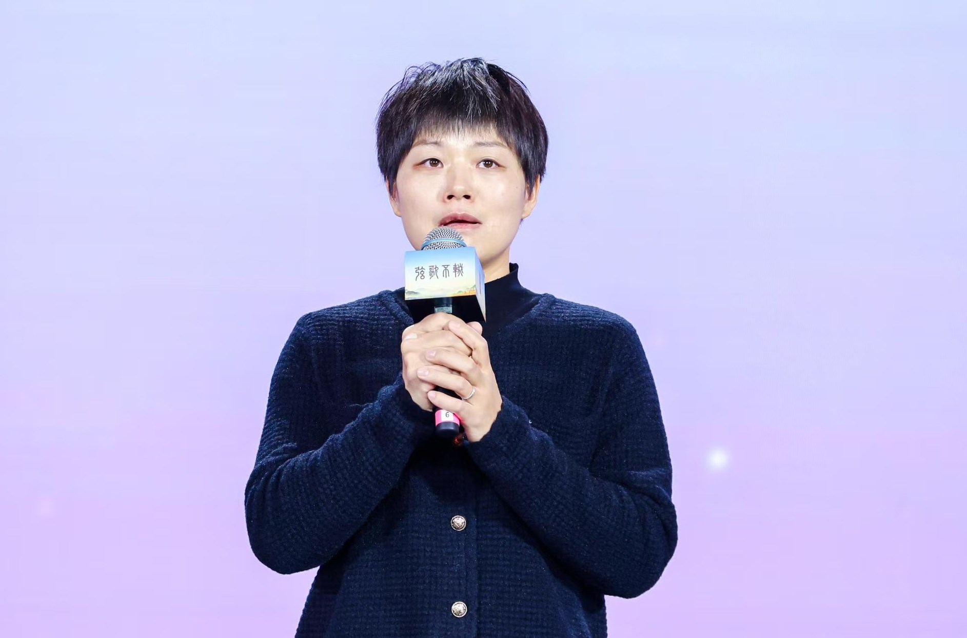 “中國(guó)好人”欒留偉妻子薛巧艷。人民視頻供圖。