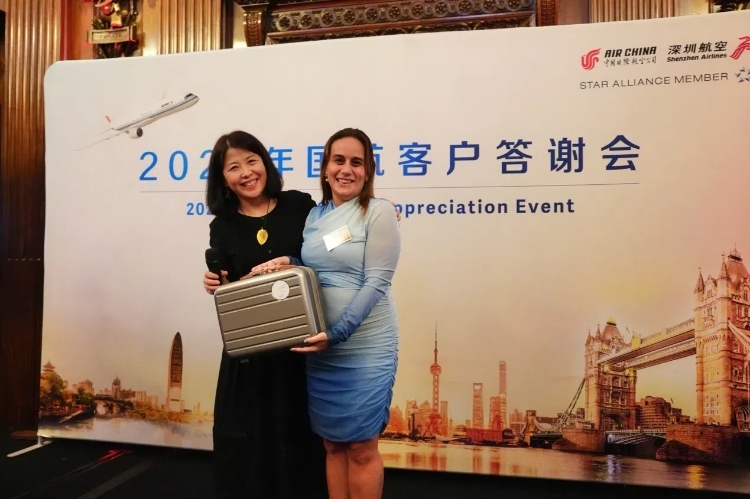 獲獎嘉賓上臺領(lǐng)取精美獎品。吳若鳴攝