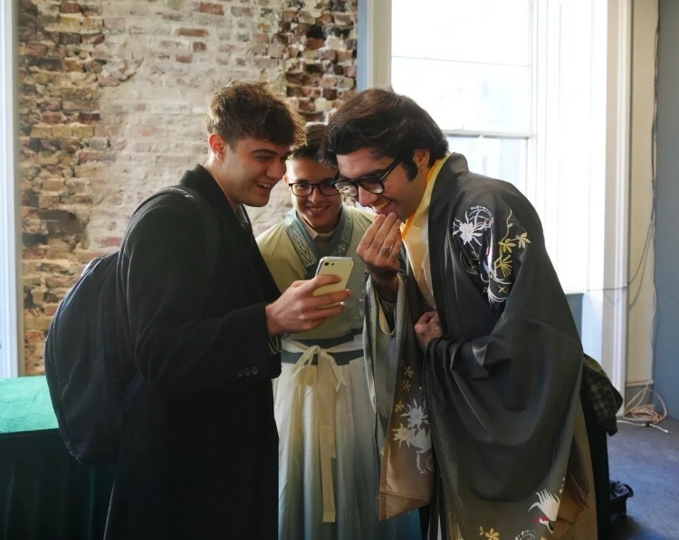 英國學生感受漢服魅力。吳若鳴攝