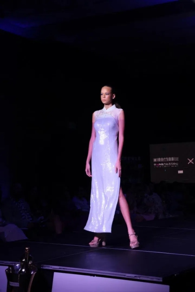 模特展示新中式禮服。顏李芳攝