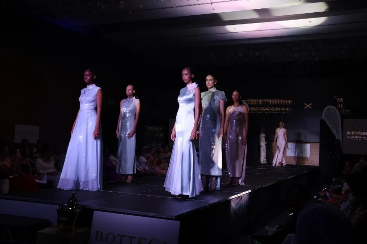 模特展示新中式禮服。顏李芳攝