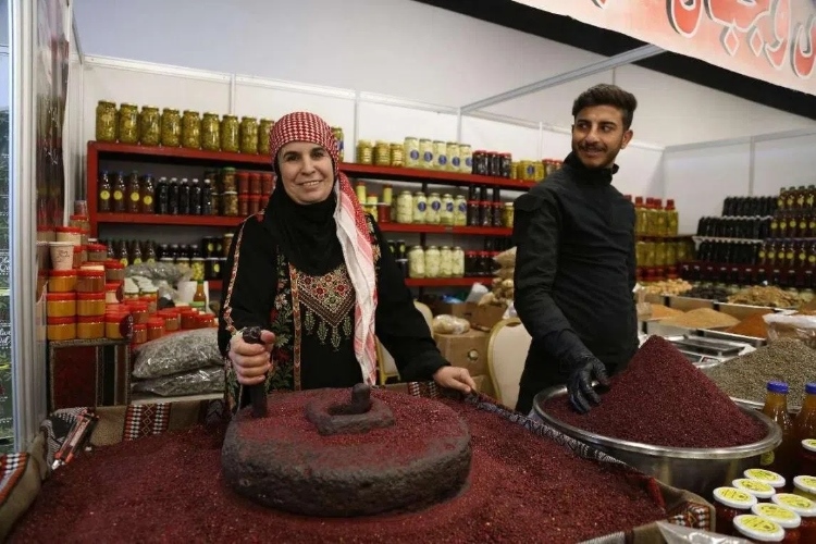 制作辣椒末的當(dāng)?shù)貗D女。納達爾·達烏德攝