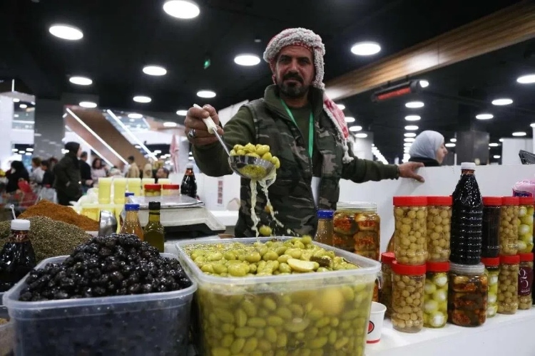 一位展商展示腌橄欖。納達爾·達烏德攝