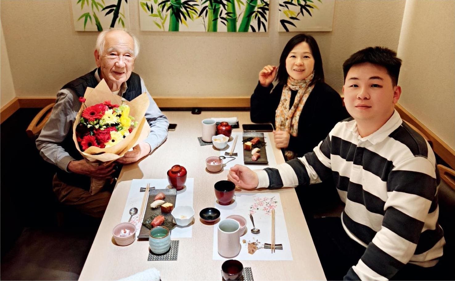 佐佐木俊一與彭林（中）、彭俊霖（右）在一起。