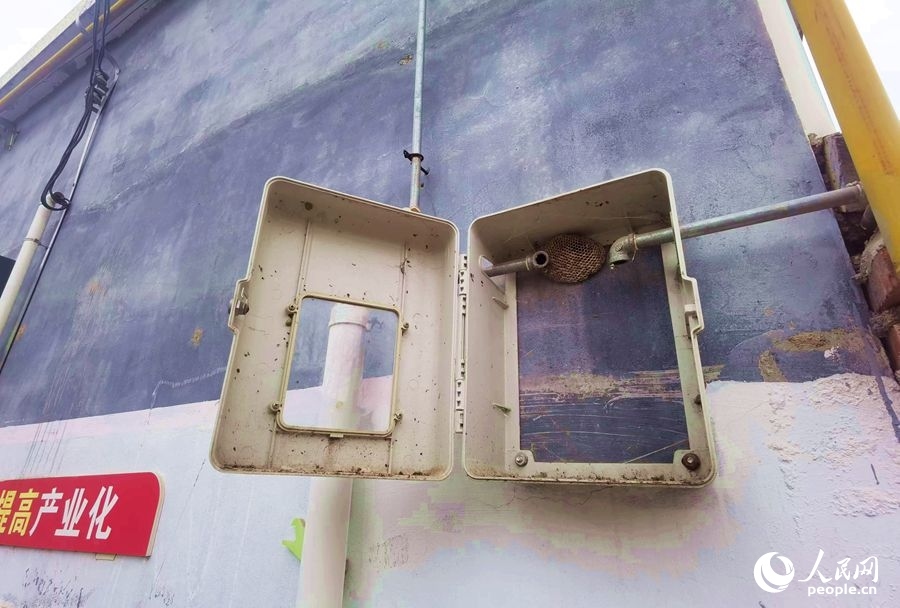 在玉山村的一處未安裝燃?xì)獗淼谋硐鋬?nèi)，掛著一個(gè)馬蜂窩。人民網(wǎng)記者 慎志遠(yuǎn)攝