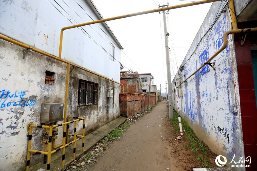 中燃公司在玉山鎮(zhèn)鋪設(shè)完工的燃?xì)夤芫W(wǎng)。人民網(wǎng)記者 慎志遠(yuǎn)攝